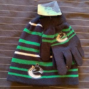 Canucks NHL Matching Toque and Gloves set